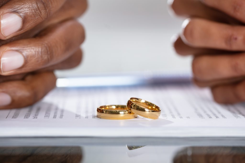Read more about the article What Does A Divorce Lawyer Do?